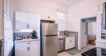 Insta-worthy 2Bd/1Ba Apt Steps from Downtown!