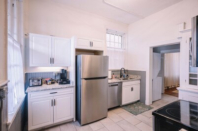 Insta-worthy 2Bd/1Ba Apt Steps from Downtown!