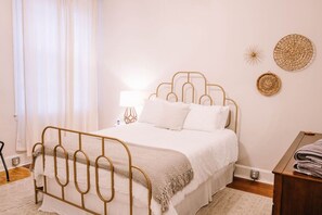 Iron/ironing board, travel cot, free WiFi, bed sheets - Insta-worthy 2Bd/1Ba Apt | Minutes from Downtown! (Danville)