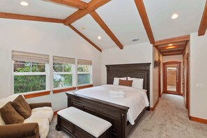 5 bedrooms, desk, travel crib, WiFi