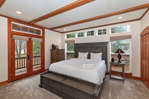 5 bedrooms, desk, travel crib, WiFi