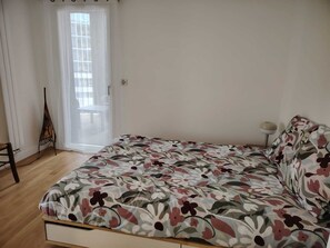 4 chambres, fer et planche à repasser, lit parapluie, Wi-Fi