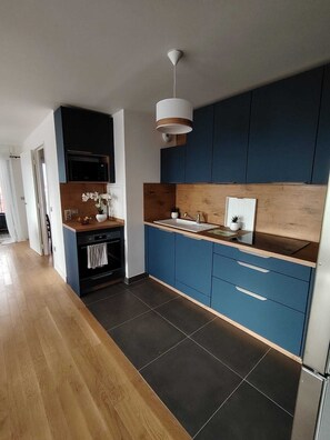 Réfrigérateur, micro-ondes, four, plaque de cuisson