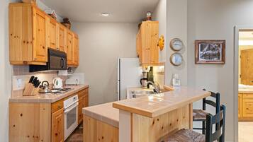 Kjøleskap, mikrobølgeovn, kokeplater og oppvaskmaskin