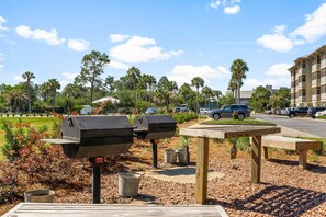 Outdoor dining - 30A Seagrove Highlands available! 3/2 sleeps 6! (Santa Rosa Beach)