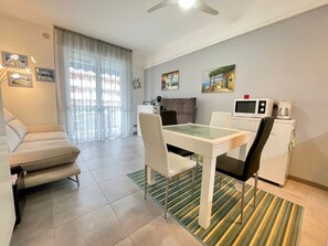 Apartment, 1 Bedroom, Balcony, City View | Ruang makan