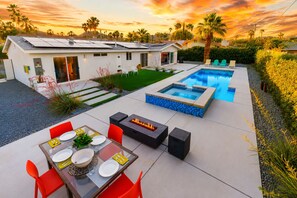 A modern house with a swimming pool, outdoor dining area, and solar panels. - 30% Off September Perfect 4 Families Pool, Jacuzzi (Palm Springs)