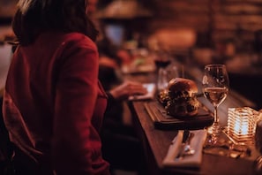 2 Restaurants, Mittagessen, Abendessen, amerikanische Küche