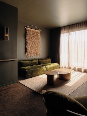 Luxury Quadruple Room, Balcony | Living area