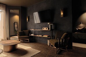 Luxury Quadruple Room, Balcony | Living area | 40-inch Smart TV with cable channels, Netflix, smart speakers - Maison Grinder (Montréal)