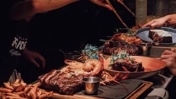 2 restaurants; ze serveren er lunch en diner