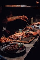 2 restaurantes; se sirven almuerzos y cenas