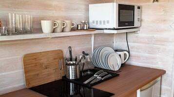 Coffee/tea maker, fridge, microwave, stovetop