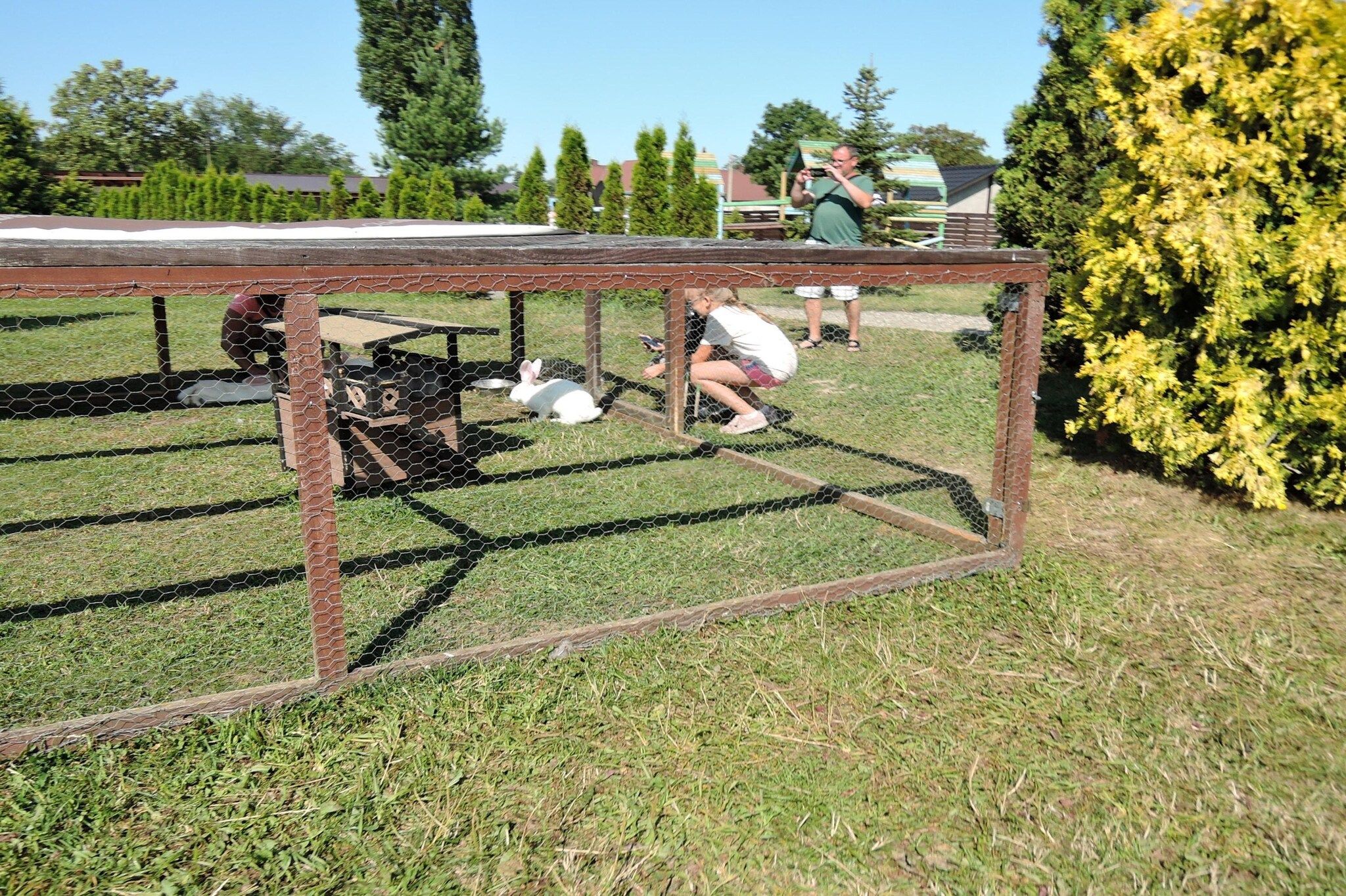 Zona cercada con mesa de picnic y banco.