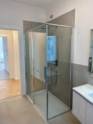 Dusche, Haartrockner, Bidet, Handtücher