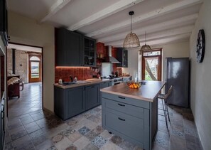 Kühlschrank, Mikrowelle, Ofen, Herdplatte