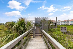 Property grounds - Hibiscus By the Sea - First Floor Entry + Long Term Stays Available (St. Augustine)