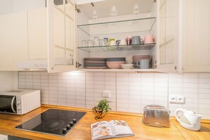 Kühlschrank, Mikrowelle, Ofen, Herdplatte