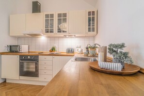 Réfrigérateur, four à micro-ondes, un four, surface de cuisson