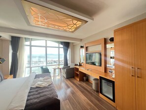 Quarto casal standard, vista para o mar | Escrivaninha, Wi-Fi de cortesia