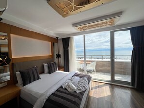 Standaard tweepersoonskamer, balkon, uitzicht op zee | Een bureau, gratis wifi