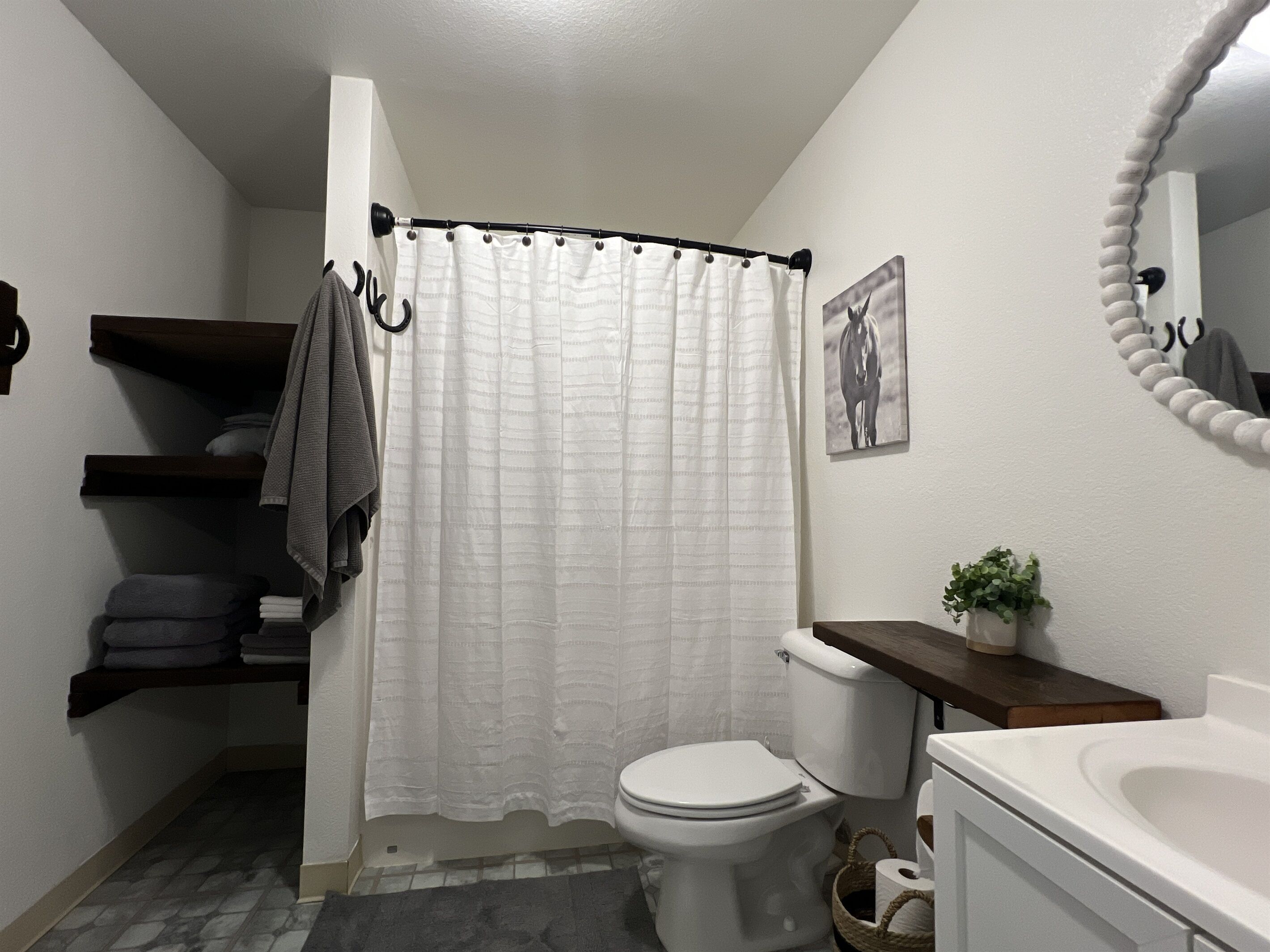 Secador de cabelo, toalhas de banho