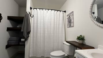 Secador de cabelo, toalhas de banho