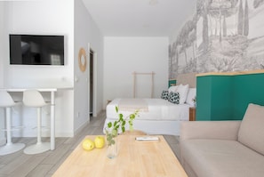 Een strijkplank/strijkijzer, wifi, beddengoed