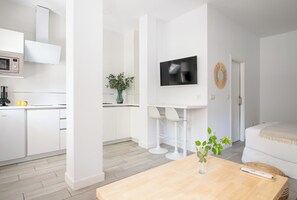 Tabla de planchar con plancha, wifi y ropa de cama