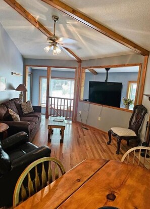 TV connectée, lecteur de DVD, table de tennis de table, vidéothèque