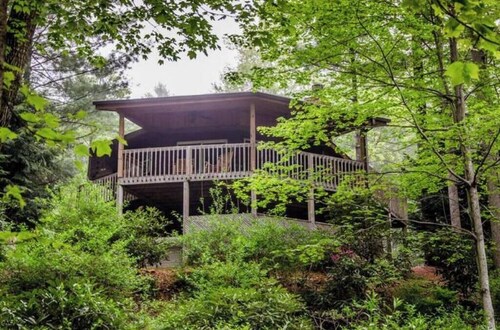 3 bedroom cabin w/hot tub