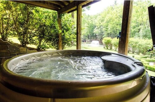 Attractive 2 bedroom cabin w/hot tub