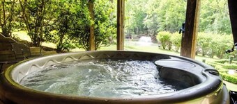Attractive 2 bedroom cabin w/hot tub