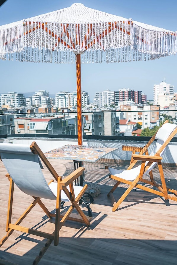 Deluxe-Doppelzimmer, Stadtblick | Terrasse/Patio