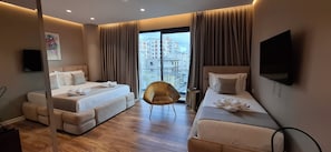 Escritorio, cortinas blackout, wifi gratis y ropa de cama 