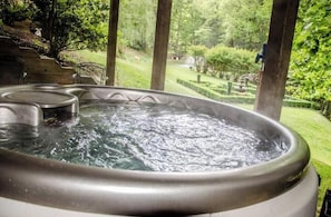 Outdoor spa tub - Cozy 2 bedroom cabin w/hot tub (Asheville)