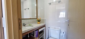 Leilighet – comfort | Bad | Dusj, håndklær, såpe og toalettpapir