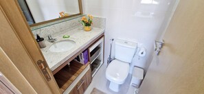 Comfort Apartment | Bathroom | Shower, towels, soap, toilet paper - COOND0118 - House Ondina (Salvador)