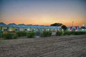 Premium bedding, memory foam beds, free minibar items, desk - Desert Heaven Camp Jaisalmer (Jaisalmer)