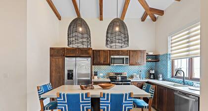 Stylish Condo in the Heart of Las Catalinas with Vibrant Design & Exclusive Beach Club Access