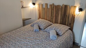 Makuuhuoneessa on puinen pääty, kukallinen päiväpeite sängyllä ja kaksi rullalle taitettua pyyhettä. Seinällä on hylly, jossa on kirjoja, ja seinällä on myös kehystetty kuva. Sanan »UNELMA» voi nähdä seinässä sängyn yläpuolella.