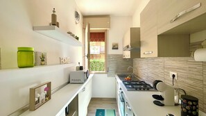 Réfrigérateur, micro-ondes, plaque de cuisson, cafetiÚre/bouilloire
