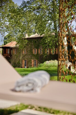Outdoor pool, sun loungers
