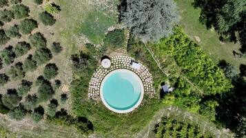 Kolam renang outdoor, dengan kursi berjemur