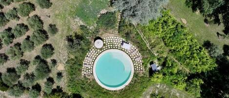 Een buitenzwembad en ligstoelen