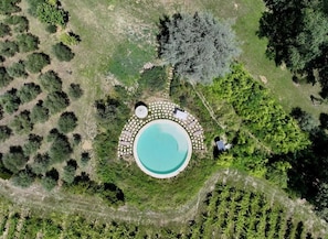 Outdoor pool, pool loungers - Château de Sienne (Chusclan)