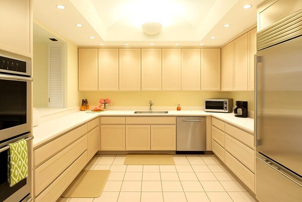 Réfrigérateur, four à micro-ondes, un four, lave-vaisselle