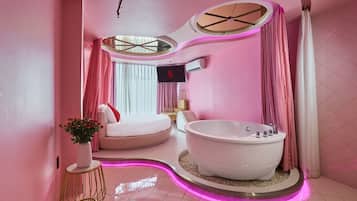 Honeymoon-Doppelzimmer, Badewanne, Stadtblick | Zimmerausstattung