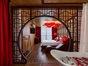 Chambre Double Lune de Miel, baignoire, vue ville