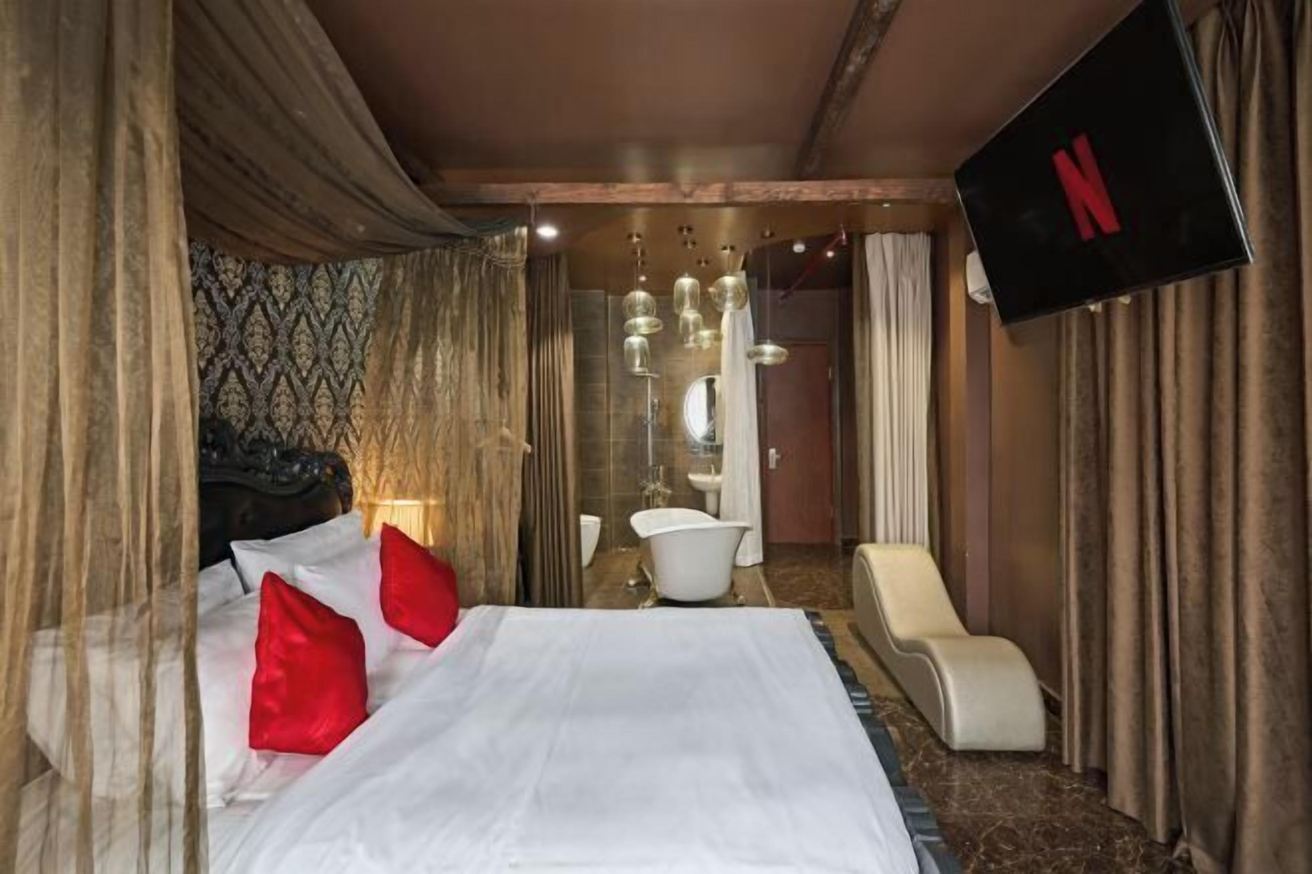 Bộ đồ giường cao cấp, nệm Select Comfort, minibar 